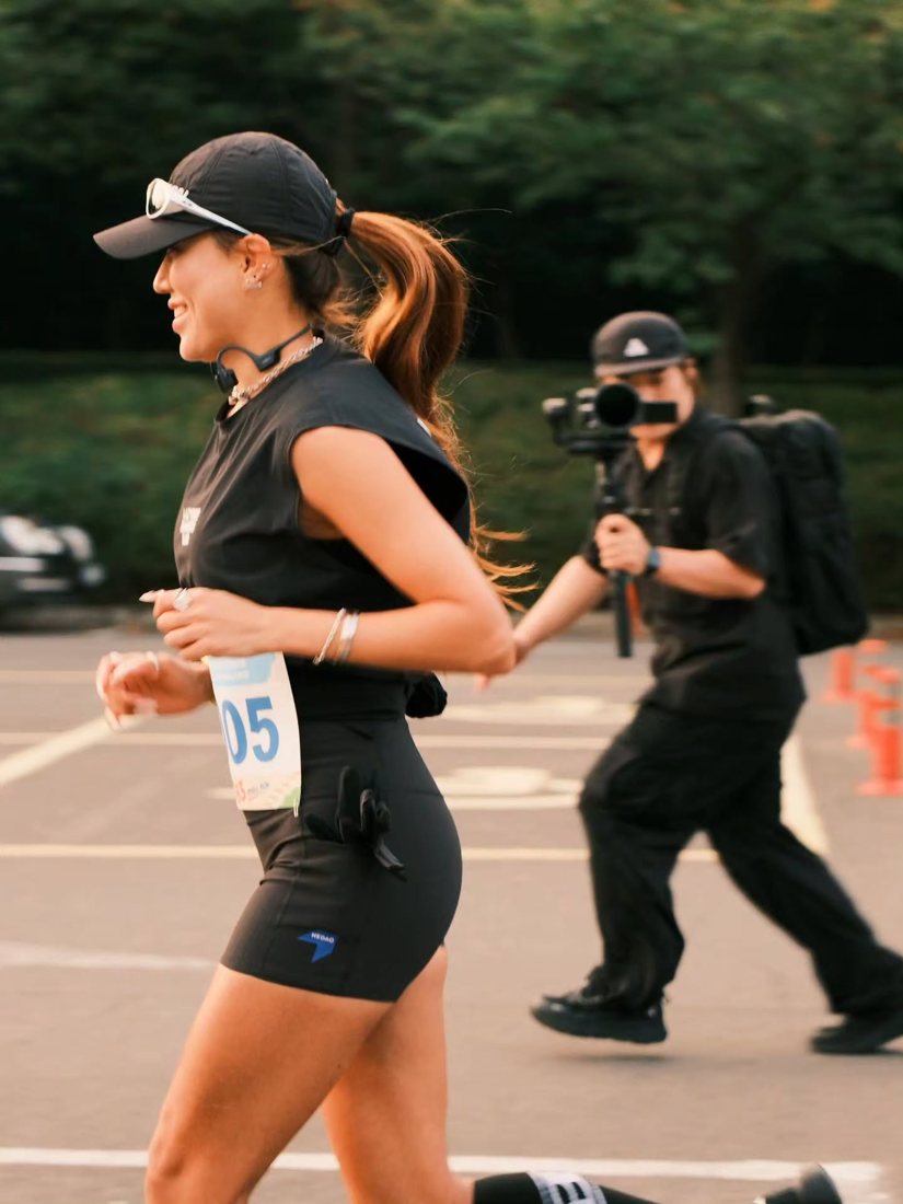 약 1.8km 야외 업힐 코스 후 83타워 4층 계단 진입 → 77층 전망대 피니시. 색다른 경험 즐거웠다 — 사진 1